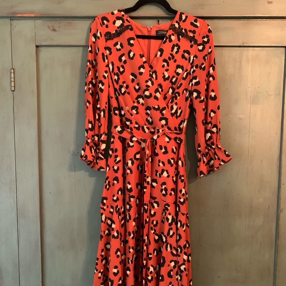 Beautiful Tahari size 6 leopard print dress